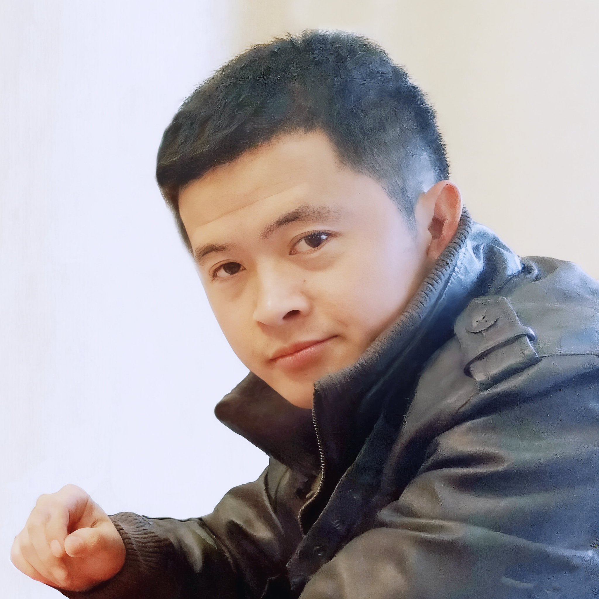 三十岁左右专业技术人员头像，穿深色西装，白色背景，专业商务风格，现代简约设计